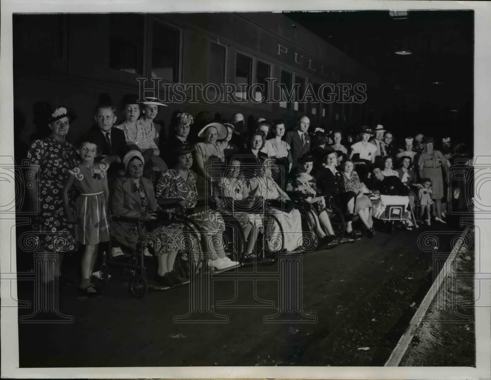 1946 Press Photo Group of invalid to start on Pligrimage to Shrines of Saint. - Historic Images