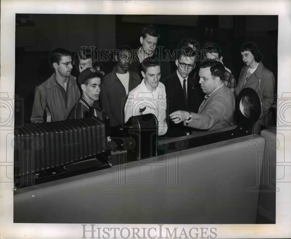 1952 Press Photo Polariscope shown at Cleveland high School Editors. - nee71046