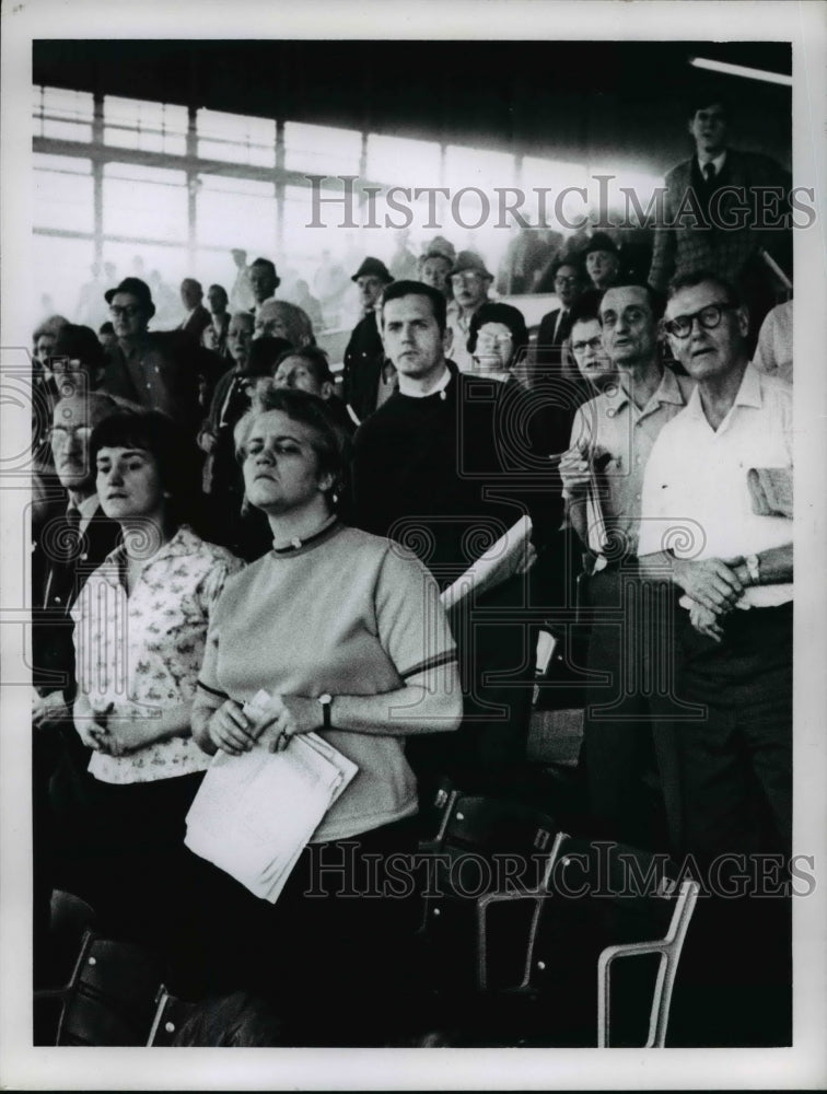 Press Photo Grandstand Clevelander watch the race