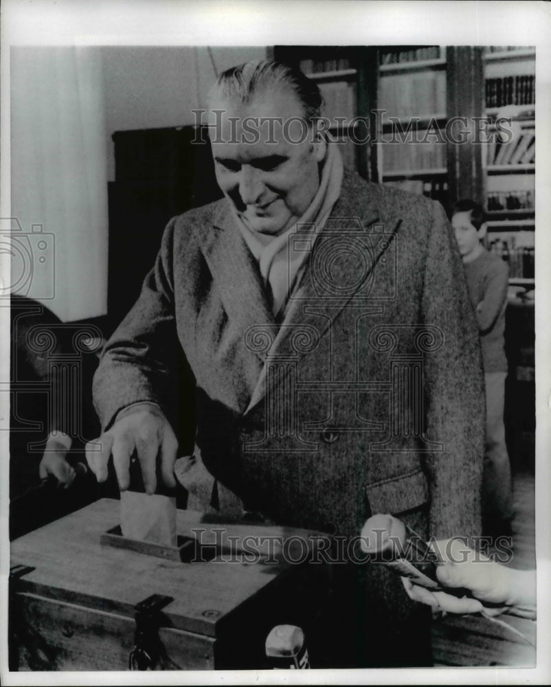 1973 Press Photo Pres. Georges Pompidou of France Casts ballot at Townhall