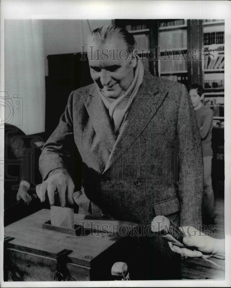 Load image into Gallery viewer, 1973 Press Photo Pres. Georges Pompidou of France Casts ballot at Townhall
