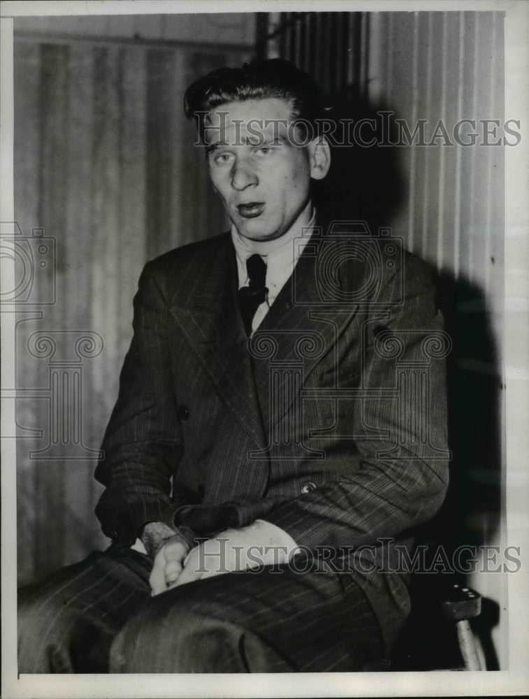 1944 Press Photo Putnaqm Conn Frank Szymanowicz in jail after confessing.