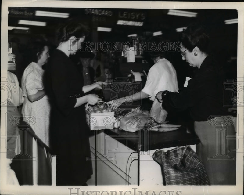Load image into Gallery viewer, 1946 Press Photo Grocery Store - nee71668
