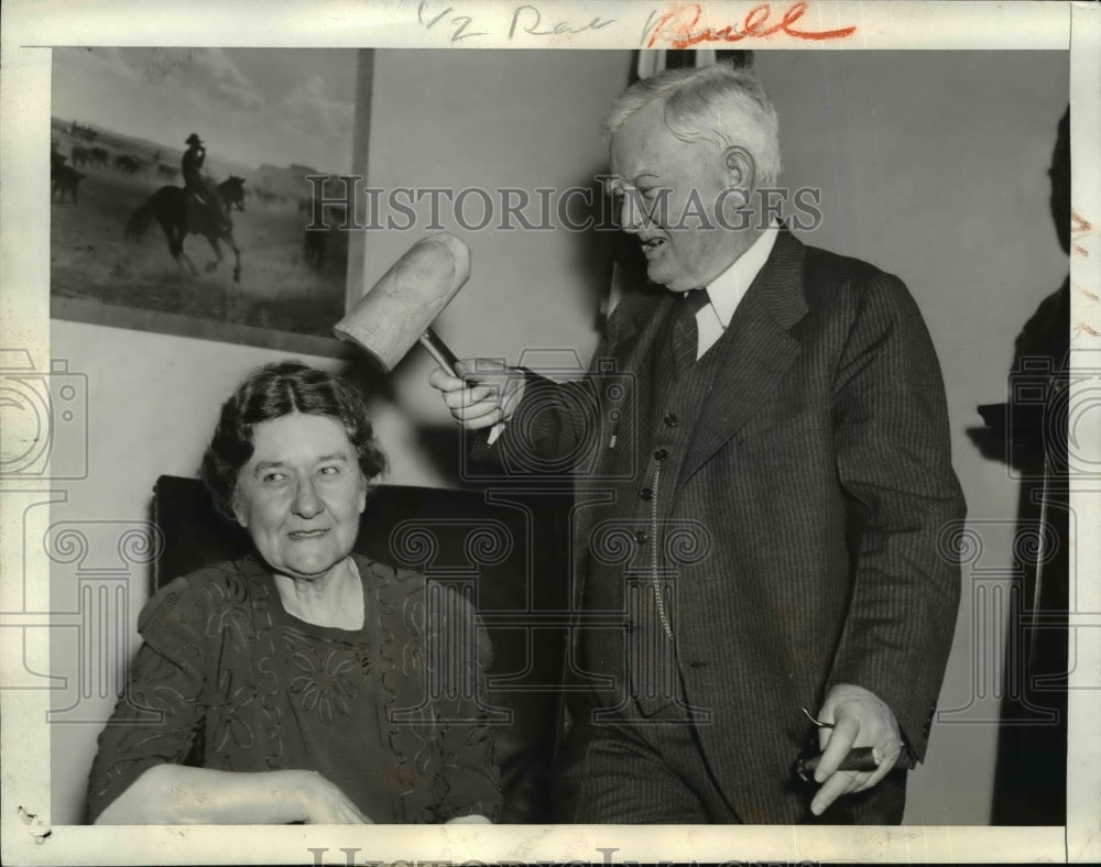1939 Press Photo Vice Pres. Jack Nance Garner Shows Wife New Gavel - nee71746