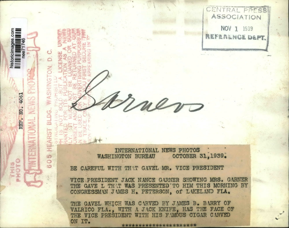 1939 Press Photo Vice Pres. Jack Nance Garner Shows Wife New Gavel - nee71746