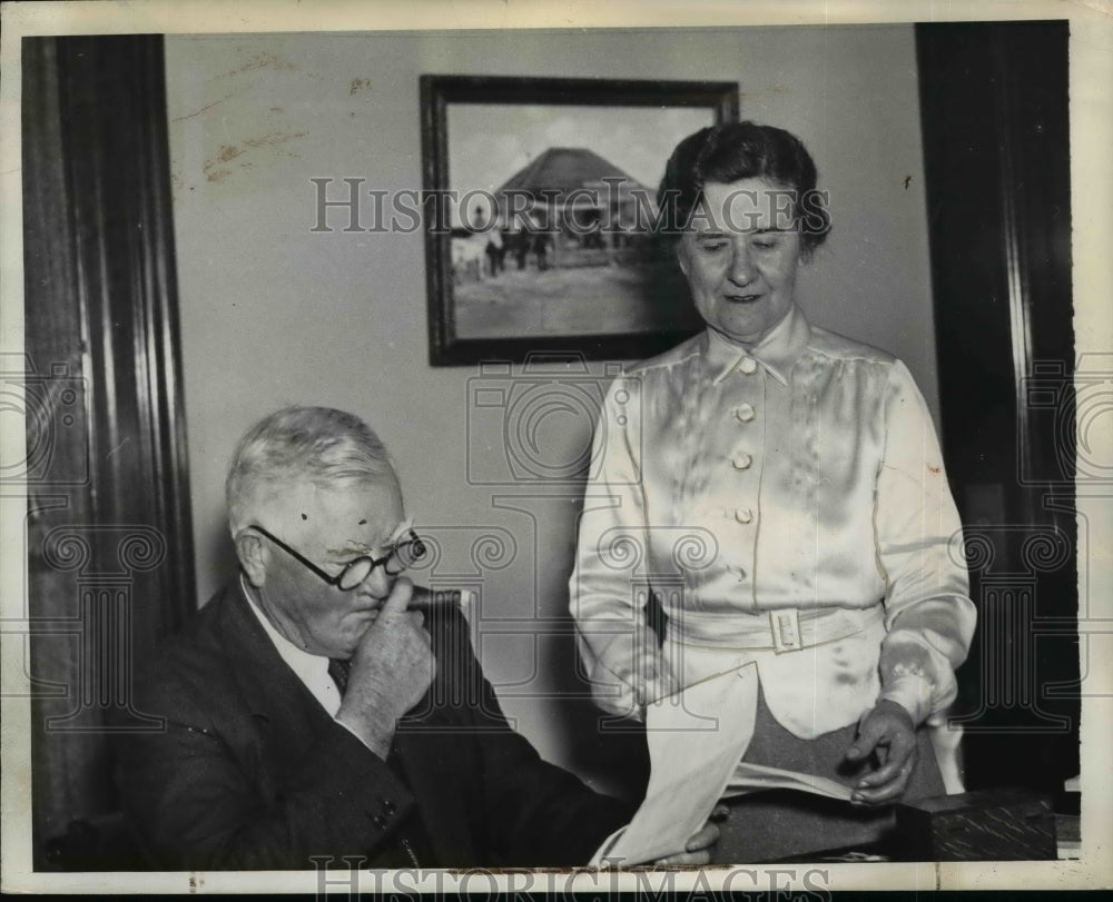 1936 Press Photo Vice Pres. And Mrs. Garner Talking Over Official Business