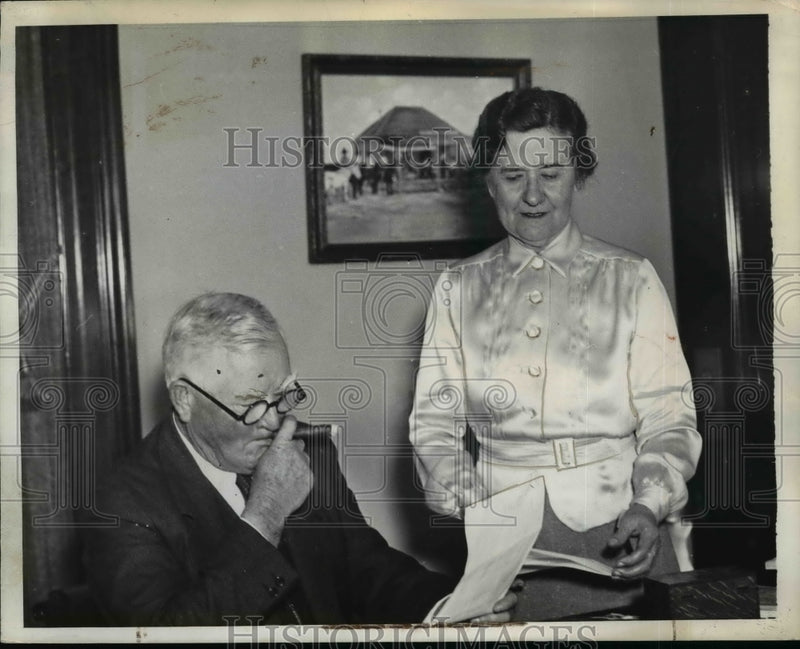 Load image into Gallery viewer, 1936 Press Photo Vice Pres. And Mrs. Garner Talking Over Official Business
