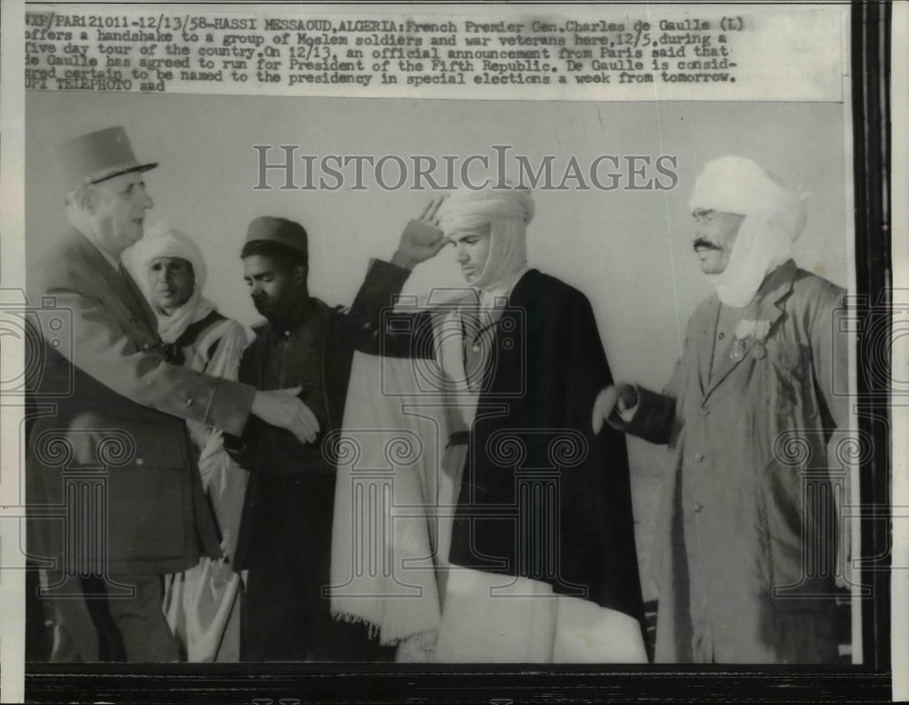 1958 Press Photo French Premier Charles de Gulle with group of Muslim Soldiers.