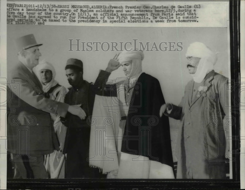 Load image into Gallery viewer, 1958 Press Photo French Premier Charles de Gulle with group of Muslim Soldiers.
