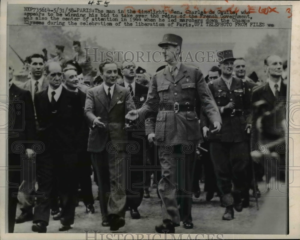 1958 Press Photo Gen.Charles de Gulle leads the marchers down Camps Elysees.