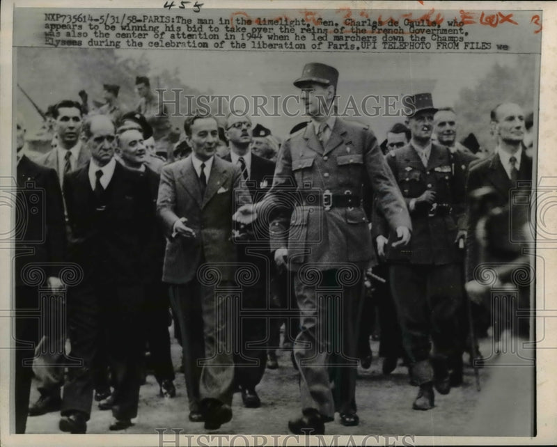 Load image into Gallery viewer, 1958 Press Photo Gen.Charles de Gulle leads the marchers down Camps Elysees.
