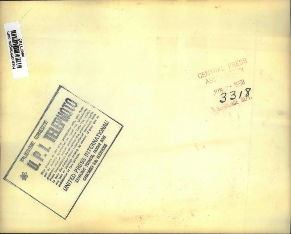 1958 Press Photo Gen.Charles de Gulle leads the marchers down Camps Elysees.