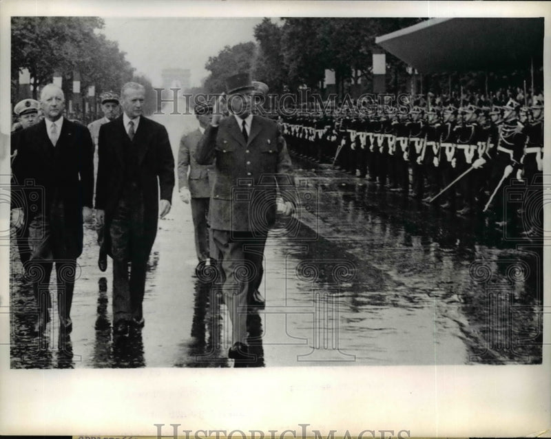 Load image into Gallery viewer, 1968 Press Photo Pres. Charles de Gaulle Salutes An Honor Guard - nee71804
