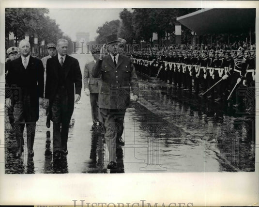 1968 Press Photo Pres. Charles de Gaulle Salutes An Honor Guard - nee71804