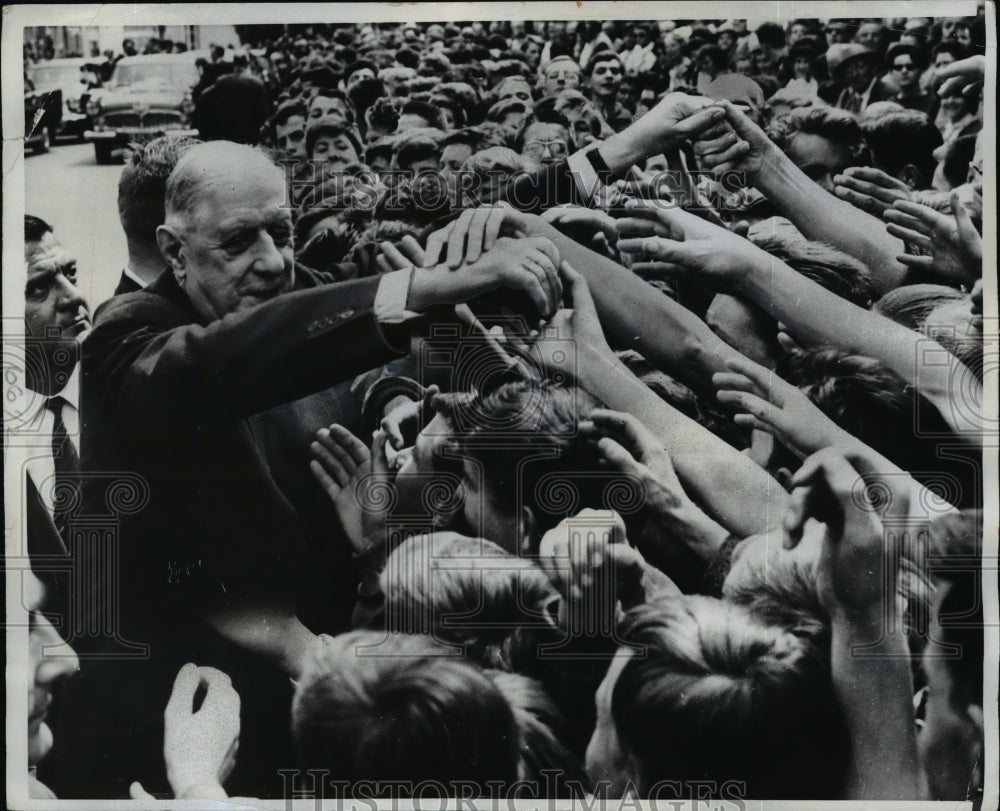 1962 Press Photo French Pres. Charles DeGaulle Shakes As Many Hands As Possible