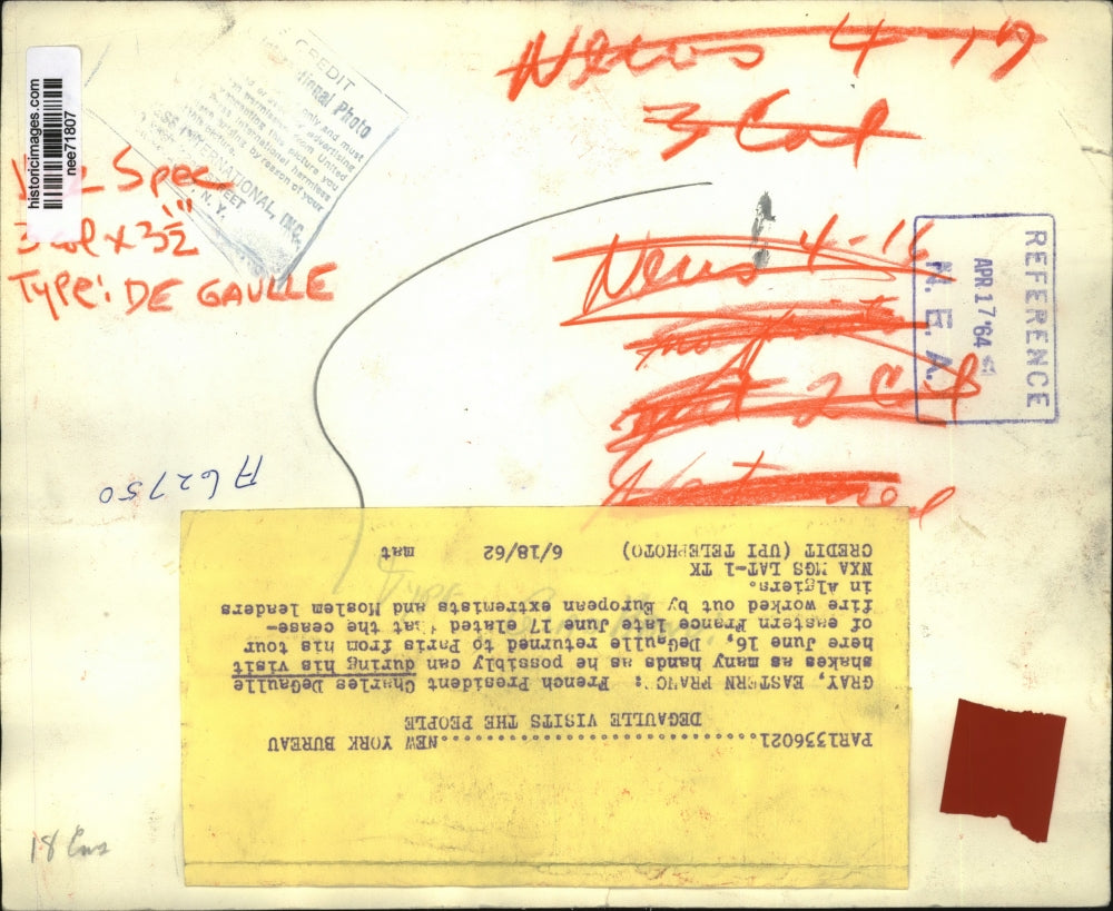 1962 Press Photo French Pres. Charles DeGaulle Shakes As Many Hands As Possible