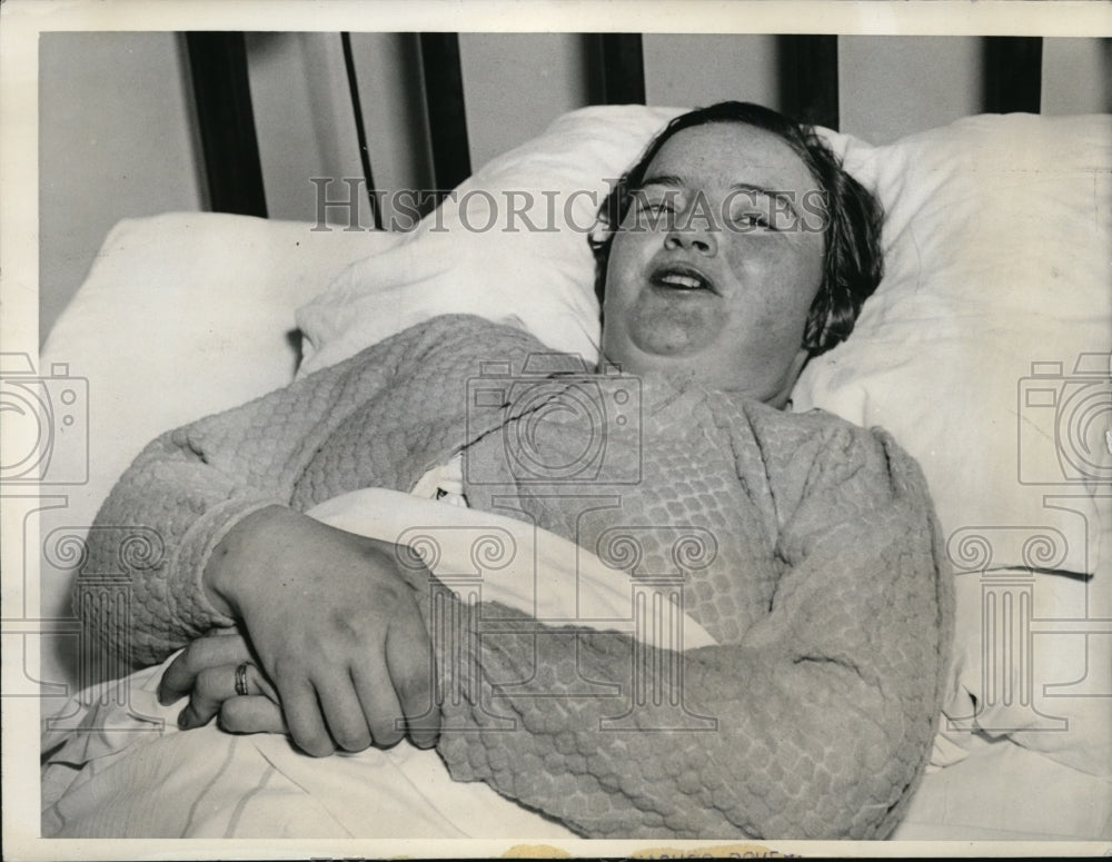 1943 Press Photo Chicago Mrs Peter Dyke after birth of 15th son Richard John