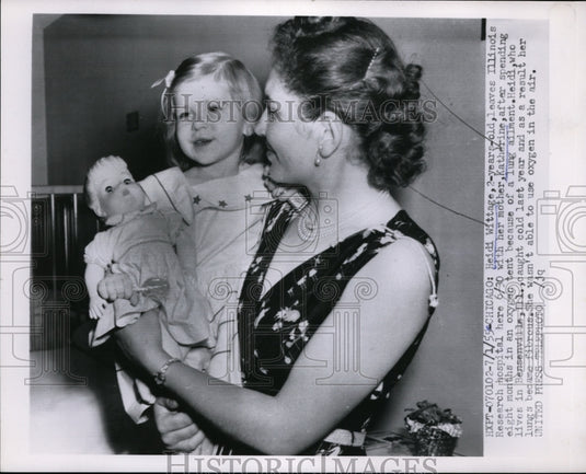 1955 Press Photo Chicago Heidi Wittage leaves hospital with Mother Katherine