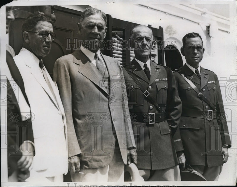 Load image into Gallery viewer, 1934 Press Photo (L to R)Al Cohn, George Darn, H. Clofield greet Pres. Roosevelt
