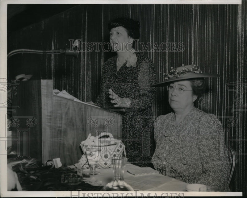 Load image into Gallery viewer, 1940 Press Photo Sec of Labor congratulates convention hostess on her election
