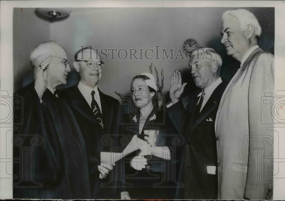 1953 Press Photo Washington Thomas J Herbert sworn in as Chairman - nee73586