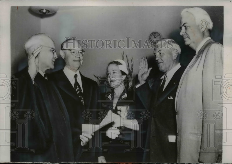 Load image into Gallery viewer, 1953 Press Photo Washington Thomas J Herbert sworn in as Chairman - nee73586
