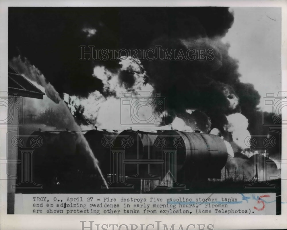 1951 Press Photo Fire in gas storage tanks in Troy Ohio - nee73689