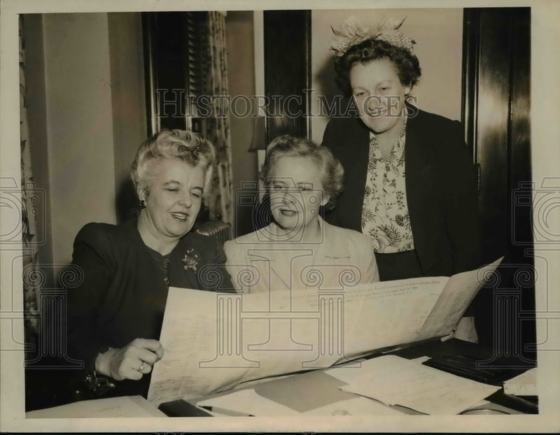 Load image into Gallery viewer, 1944 Press Photo Chicago GOP women, Marion MArtin, Mrs A Green, Mary Donlop
