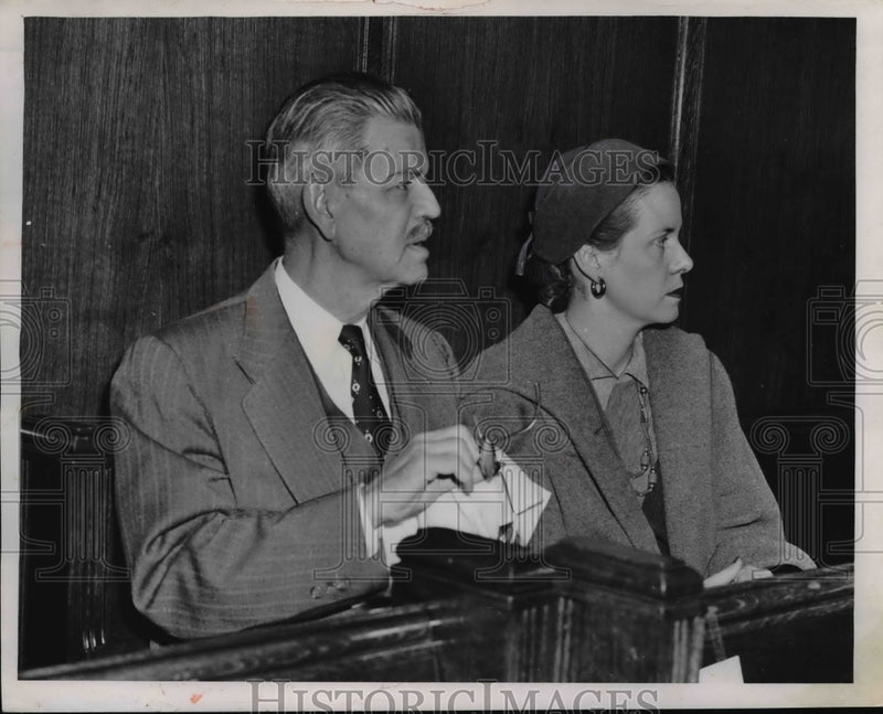 Load image into Gallery viewer, 1955 Press Photo Dr Sam Sheppard dad Richard &amp; sister at trial - nee74028
