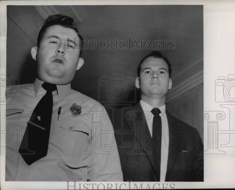 Load image into Gallery viewer, 1954 Press Photo Dr Sam Sheppard &amp; deputy at his trail - nee74032
