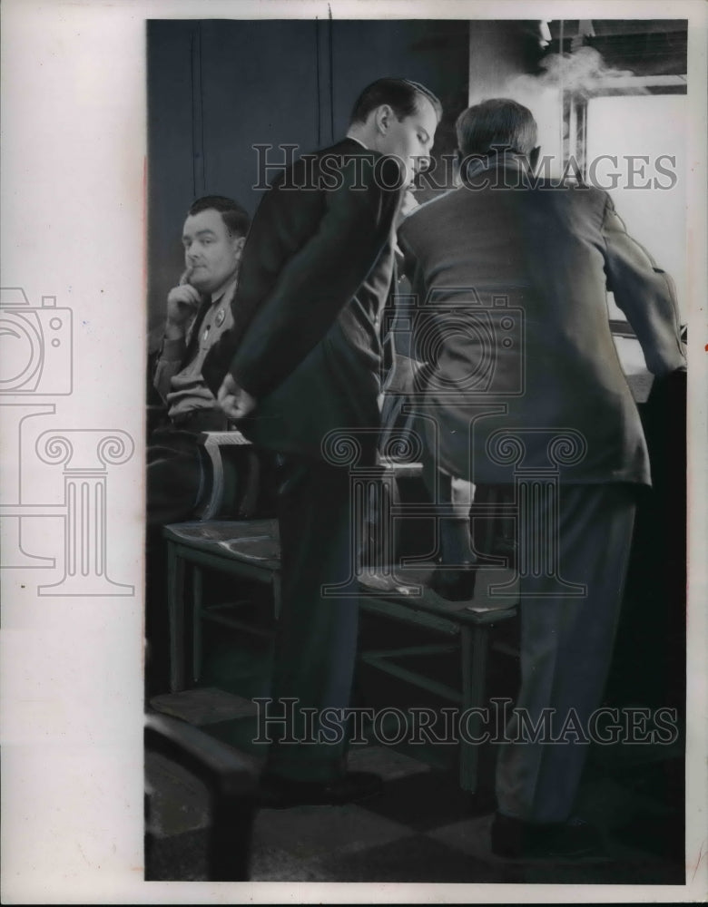 Load image into Gallery viewer, 1954 Press Photo Dr Sam Sheppard conferring with his attorney - nee74635

