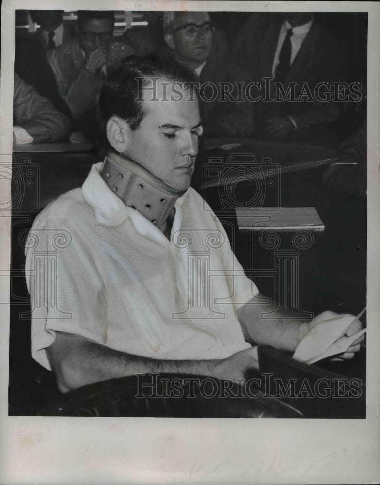 Load image into Gallery viewer, 1954 Press Photo Dr Sam Sheppard held for death of his wife - nee74641
