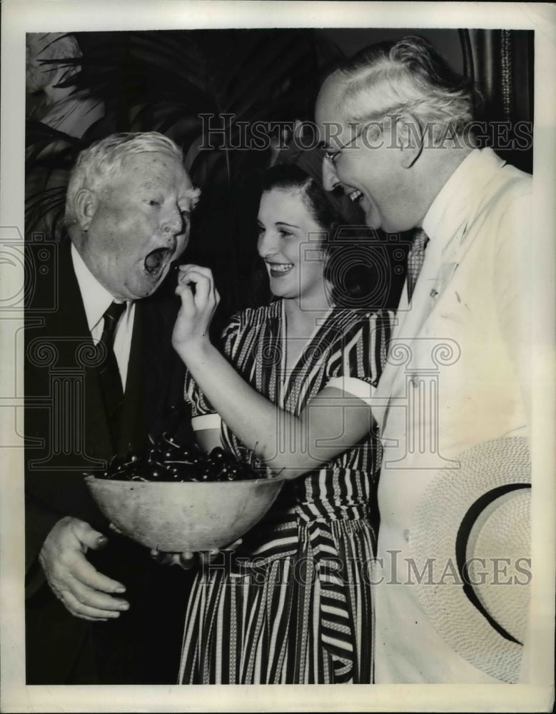 Load image into Gallery viewer, 1939 Press Photo Vice President Garner, Jean Halmond Cherry Queen &amp; Sen Sandenbu
