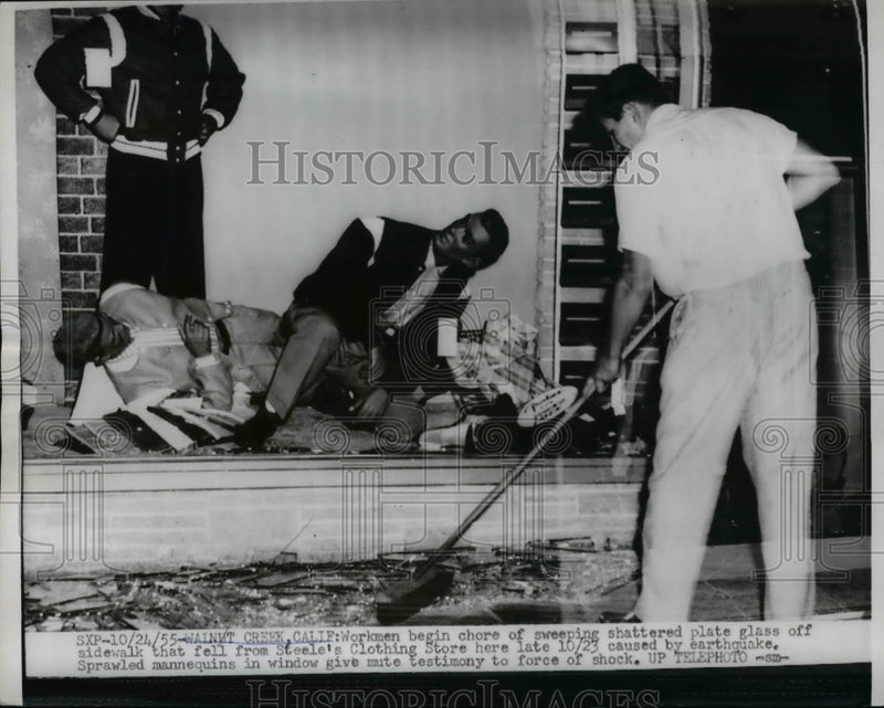 Load image into Gallery viewer, 1955 Press Photo Walnut Creek California workmen clear earthquake damage
