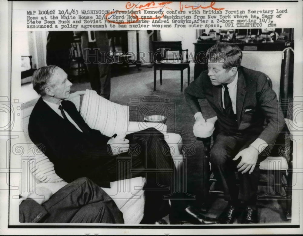 1963 Press Photo Pres.John F.Kennedy confers with Lord Home of British