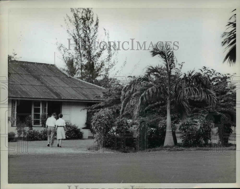 1961 Press Photo Gov.Nelson Rockefeller and Daughter walk together at their home