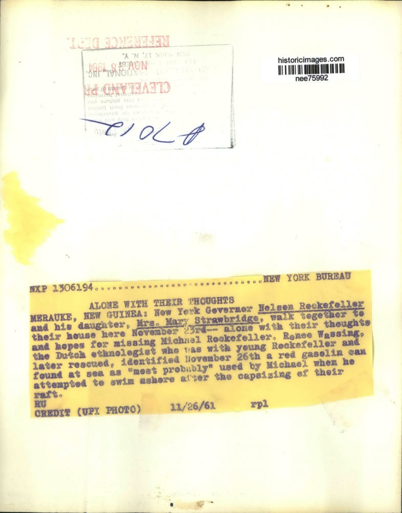 1961 Press Photo Gov.Nelson Rockefeller and Daughter walk together at their home