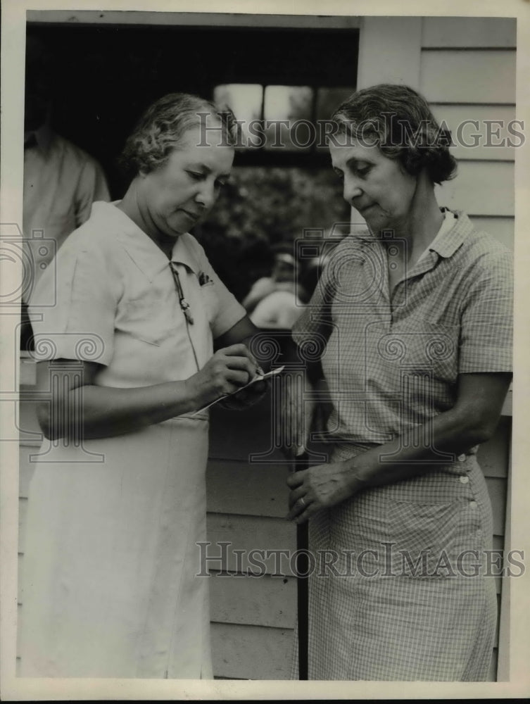 1934 Press Photo Mrs Ralph Hogen & Mrs AC Earhart Talking & Filling Out Form