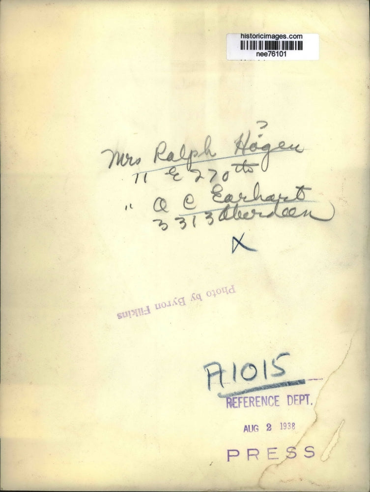 1934 Press Photo Mrs Ralph Hogen & Mrs AC Earhart Talking & Filling Out Form