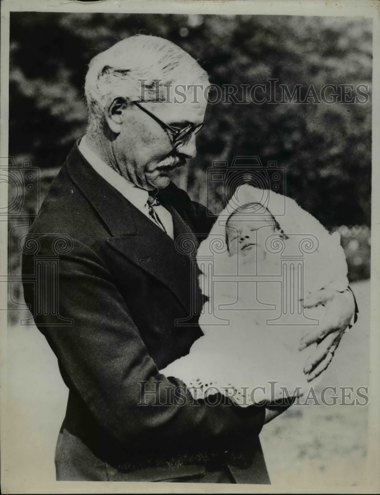1933 Press Photo Ramsay MacDonald Holding His Grandchild - nee76155