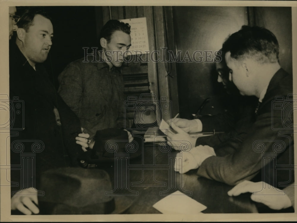 1937 Press Photo Woodrow Wilson Price Shoots Henry Snow & Extorts Howard Jacobs