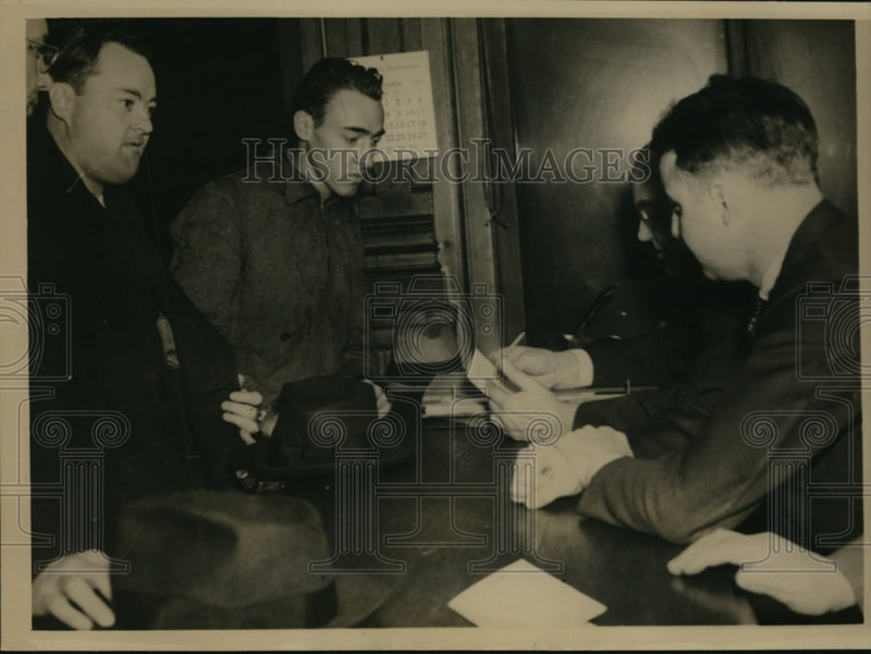 Load image into Gallery viewer, 1937 Press Photo Woodrow Wilson Price Shoots Henry Snow &amp; Extorts Howard Jacobs
