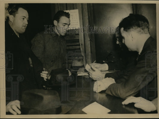 1937 Press Photo Woodrow Wilson Price Shoots Henry Snow & Extorts Howard Jacobs