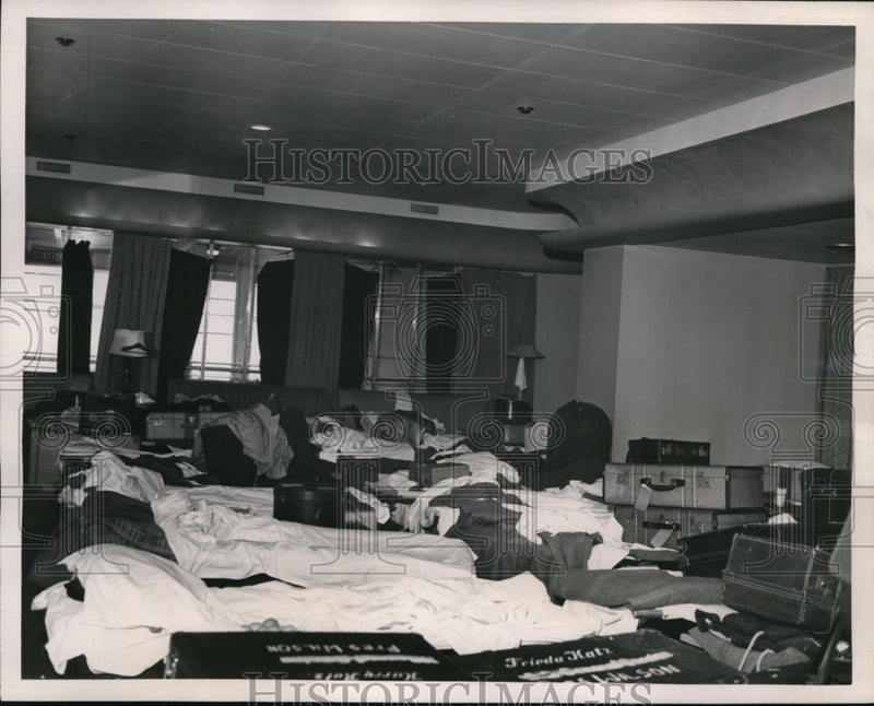 Load image into Gallery viewer, 1949 Press Photo Lounge Aboard the Liner President Wilson Converted to Dormitory
