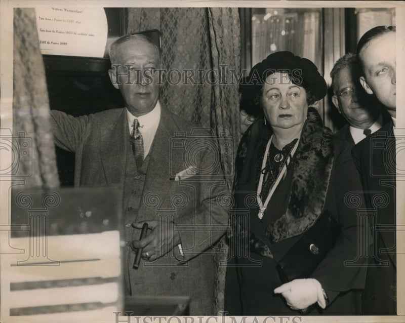 Load image into Gallery viewer, 1935 Press Photo Former Governor of New York Al Smith &amp; Mrs Smith Casting Ballot
