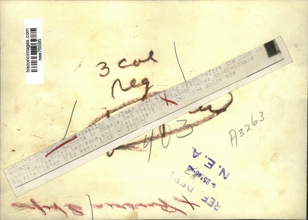 1948 Press Photo Red Freighter Suchan takes on 65-octans Gasoline and fuel oil