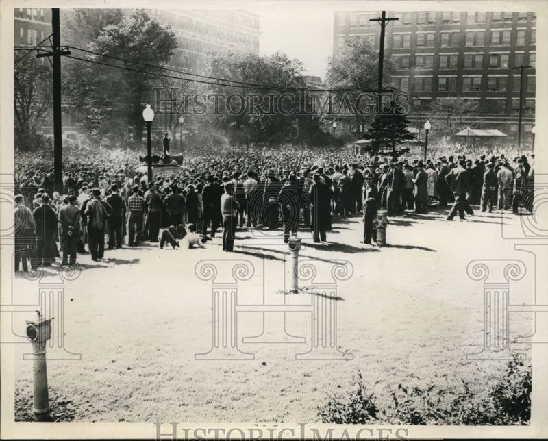 Load image into Gallery viewer, 1945 Press Photo Sidney Friedlander Voices Union Demands to General Electric
