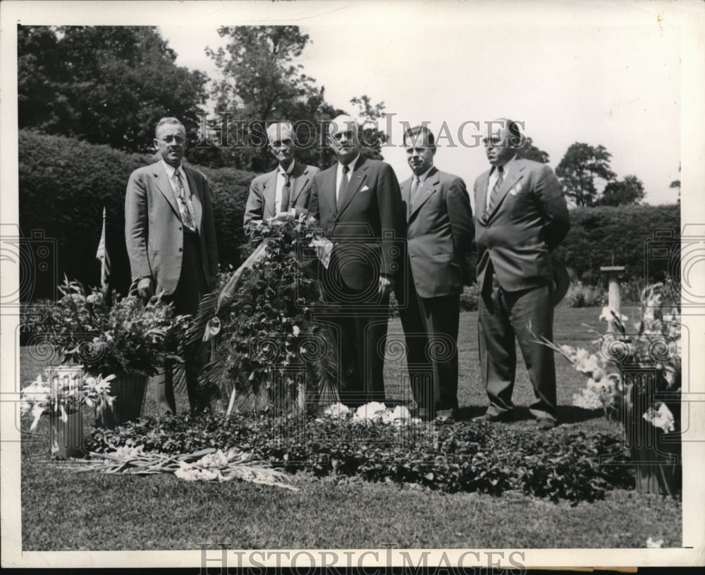 1945 Press Photo D Lybarger A Steg Philatelic Society Franklin Roosevelt Grave