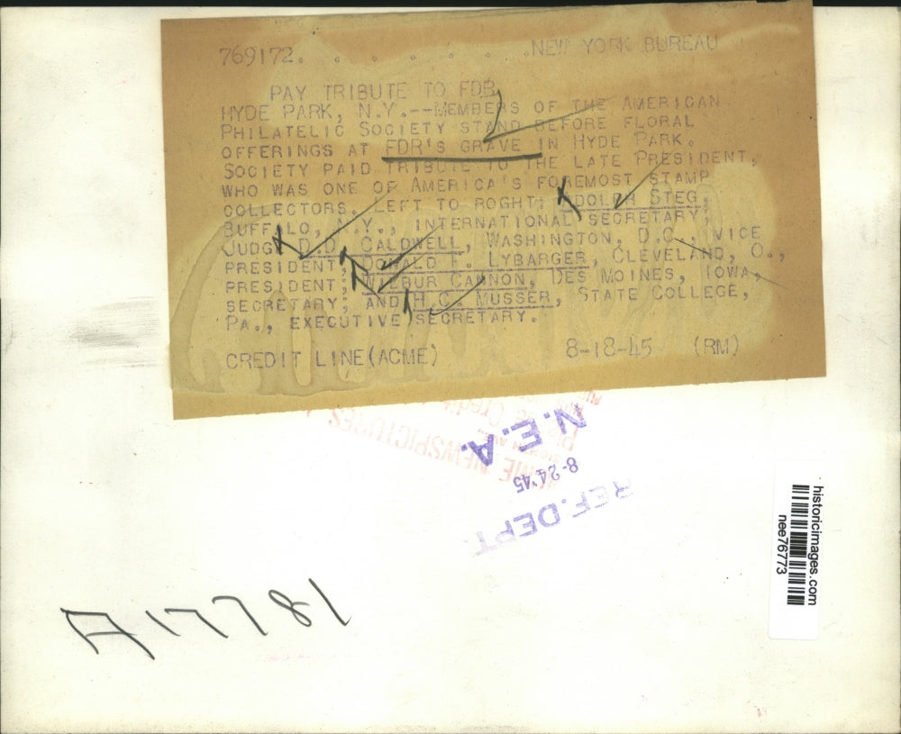 1945 Press Photo D Lybarger A Steg Philatelic Society Franklin Roosevelt Grave