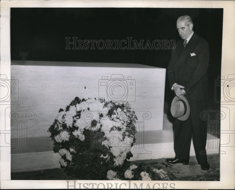 Load image into Gallery viewer, 1945 Press Photo President Juan Antonio Rio at Grave of Late President Roosevelt
